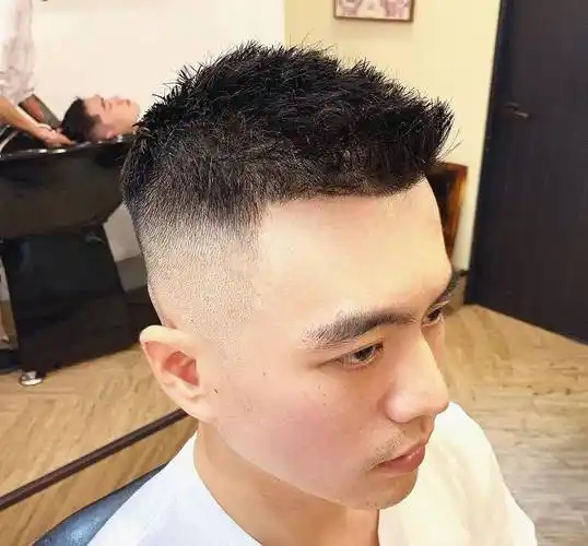 看似随意却有型有个性,正所谓我的发型我做主,同样一款短发也可以追求