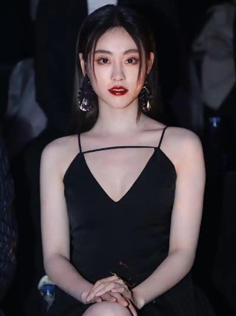 祝绪丹红唇撩人