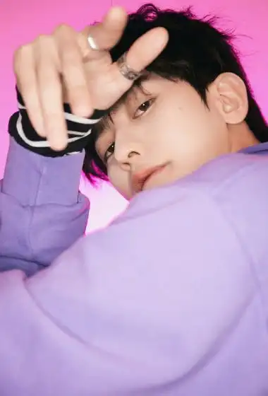 蔡徐坤紫色卫衣帅气写真图片17