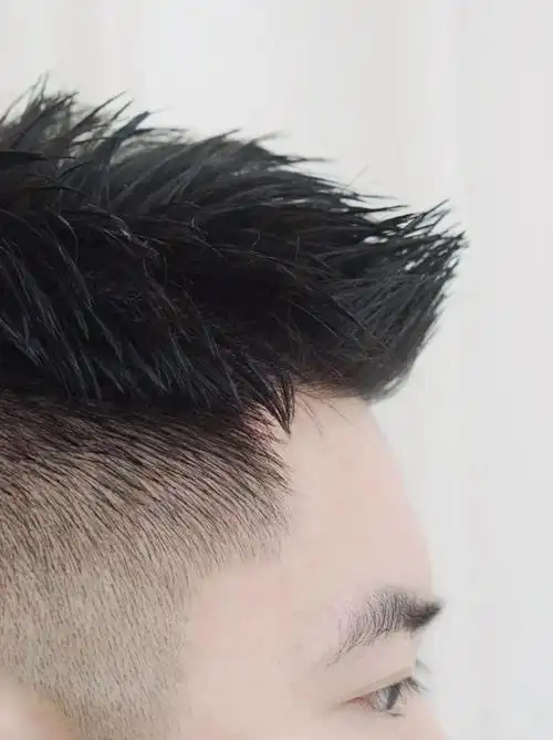 3款男生新潮发型推荐,「换头」真的一秒变帅啊···|短发|碎发|鬓角