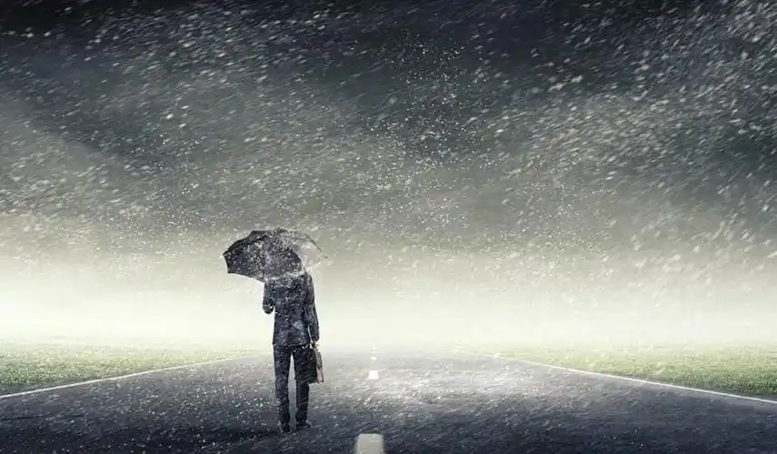 无论是刮风,还是下雨,为了摆脱苦难的生活,依然在风雨中佝偻前行