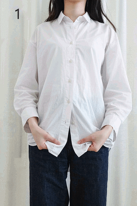 然后将最后一个扣眼扣到第一个扣子上,最后将衬衫下摆塞进下装,自己