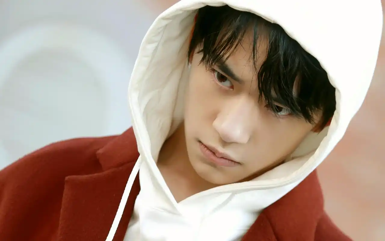 易烊千玺帅气写真高清图片桌面壁纸