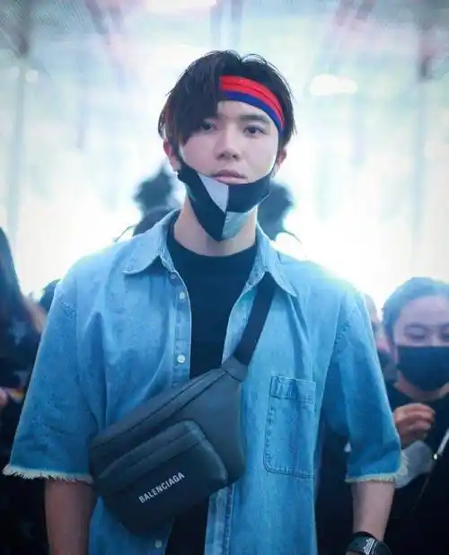 蓝大不用担心了_花环_王一博_哥哥