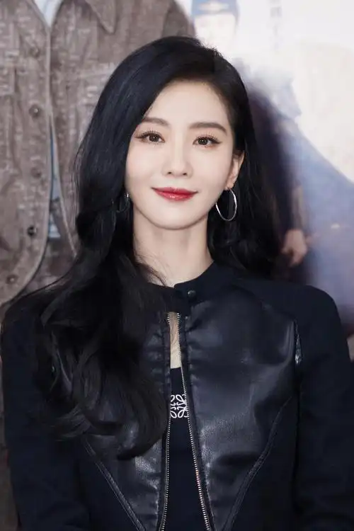 刘诗诗穿黑裙露美腿红唇卷发气场全开