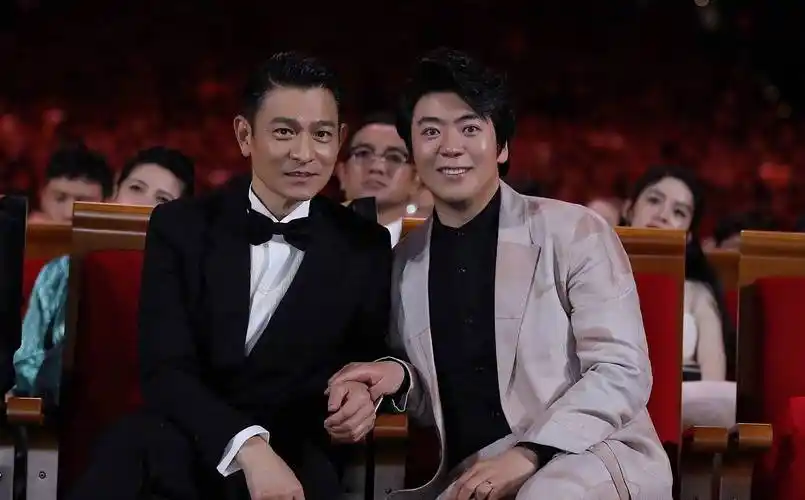 全世界都记得找刘德华合影,唯独贾玲忘记了,看到评论区,心疼她一秒钟