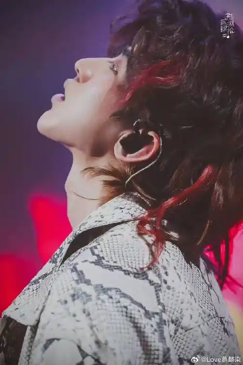 蔡徐坤之前去了樱花国调节心情,主要前段时间确实被狗仔搞得他心态有