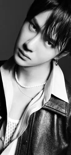 王一博壁纸:真的超性感让人眼前一亮,浓浓的荷尔蒙气息扑面而来