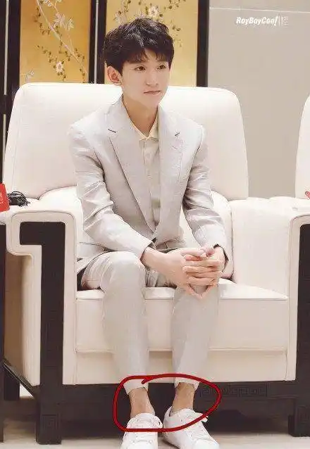 王源出席活动,有人看到的是帅气,而有人却说:王源的腿_小源_西装_双手