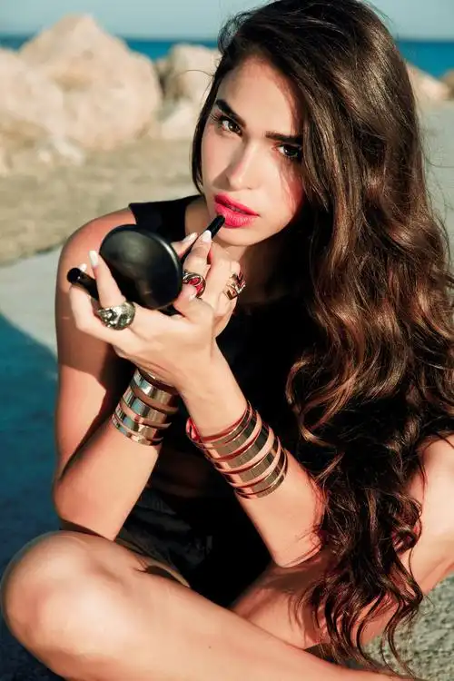 迷人的浅褐色化妆师在户外