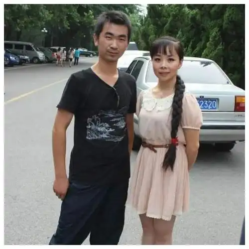 大家好奇王二妮老公长啥样看了照片后网友们纷纷感叹颜值到位