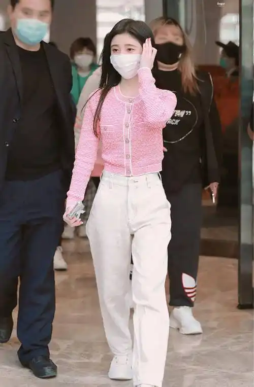 原创鞠婧祎现身彩排现场短款上衣藏不住小蛮腰抬手时线条更抢眼