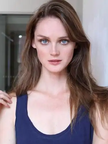 加拿大名模lisa cant有着洋娃娃般的精致面容.