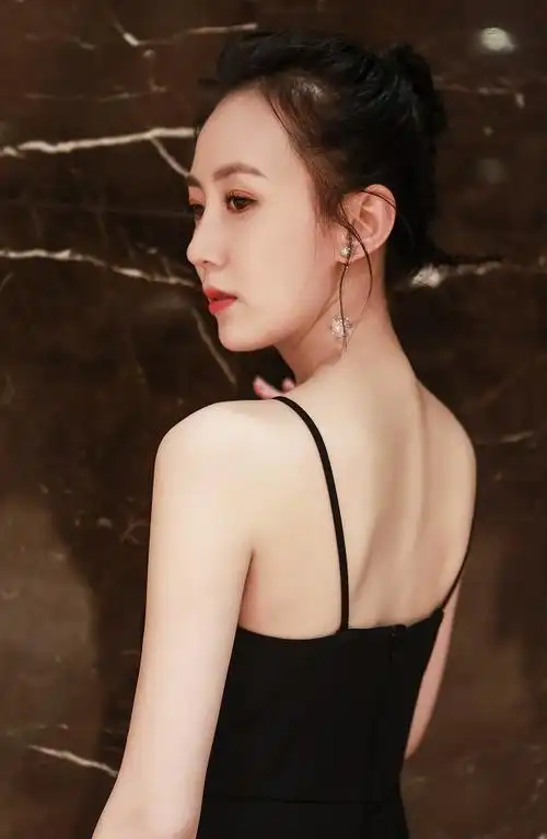 张墨锡亮相电影五个姐姐发布会美背杀惊艳被赞可解腻