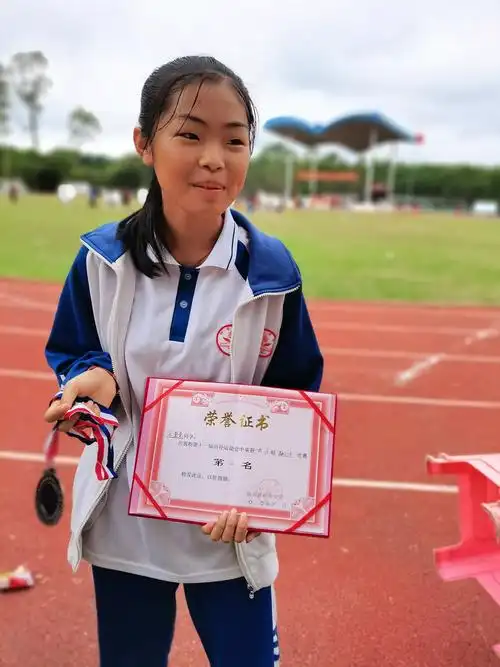 王莹莹同学获得跳远第三名铜牌,真棒!