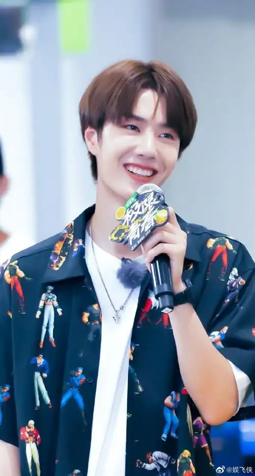 置顶王一博超话笑一定要笑的美滋滋,王一博甜甜的笑容来一波,笑不露齿