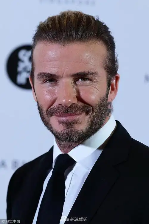 大卫-贝克汉姆(david beckham)西装笔挺扎丸子头现身,灿笑露颈部玫瑰