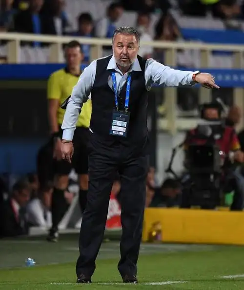 9月2日,保加利亚队主教练亚森·彼得罗夫在场边指挥. 举报/反馈