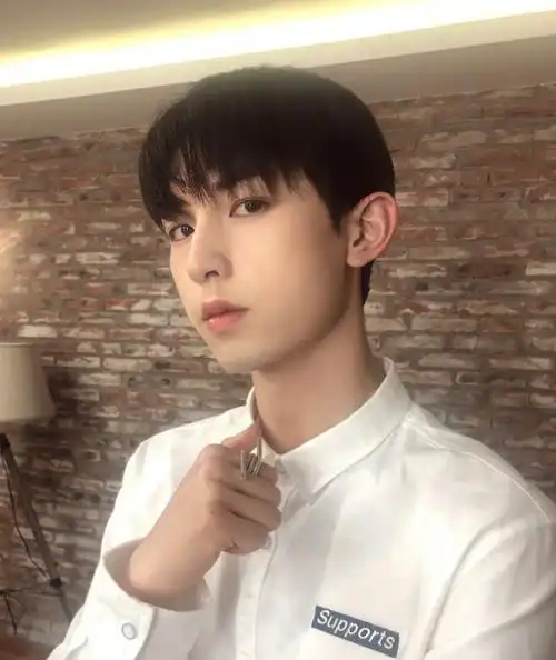 郭俊辰微博晒自拍,粉丝都被他手中戒指吸引,网友:这是特制的?