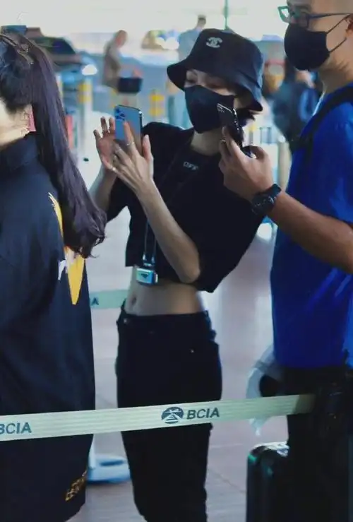 张韶涵真是小个子的穿搭教科书穿露脐装亮相身材气质绝佳