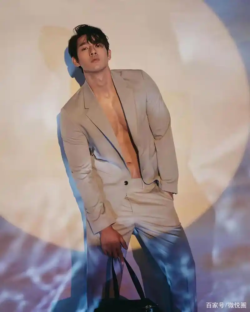 阳光精致的鲜肉男模,蓄起胡子来也好man,扎实的肌肉很圈粉