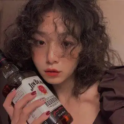 最新卷头发女生头像