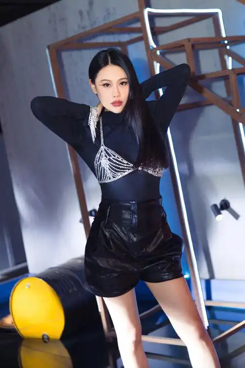 袁娅维超话tia新一期《说唱听我的》造型来了,黑色垫肩紧身衣,袖口