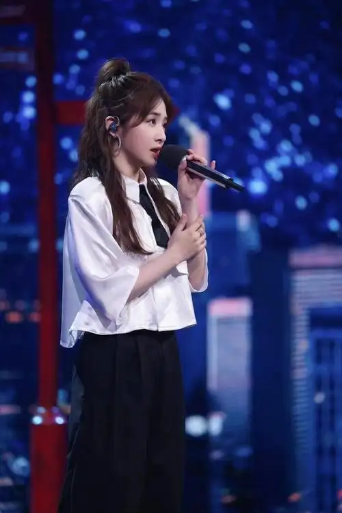 甜美类型的女孩子就像邻家小女孩儿,清纯唯美,特别显小,娱乐圈中就有