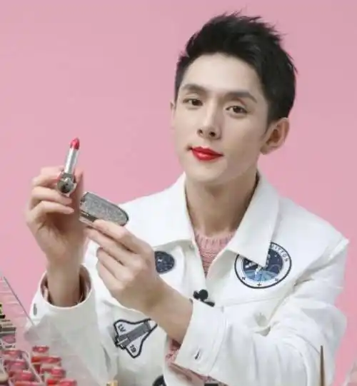 李佳琦"真人"长什么样?