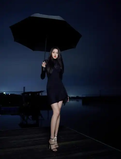 关晓彤暗夜撑伞大片##关晓彤黑色露腿紧身裙##微博视界大会