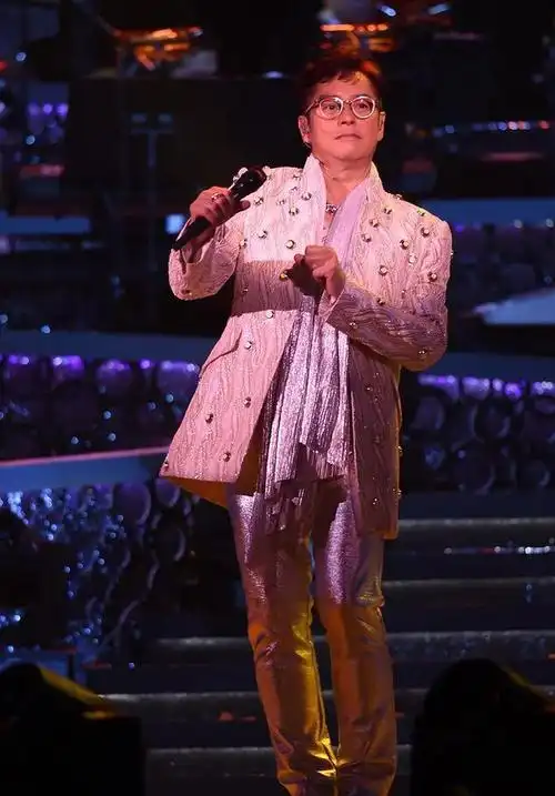 谭咏麟:哄妻子丁克15年,却和19岁情妇生子,多年后追悔莫及