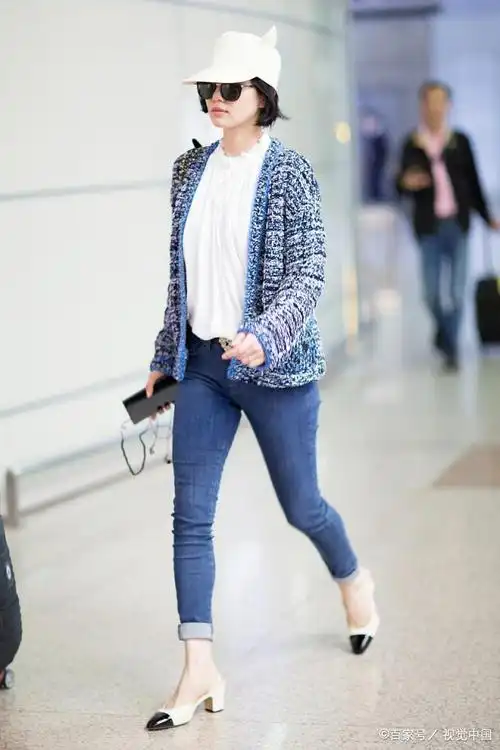 刘诗诗真会打扮,穿"小香风"外套清新又甜美,配猫耳朵帽好可爱