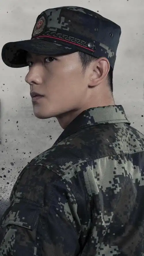不得不说杨洋穿起军装,特别的酷帅,笔直高挑的身材,英气的