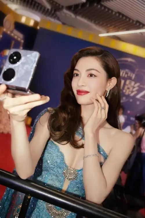 钟楚曦美的像回家一样轻松##微博电影之夜红毯生图