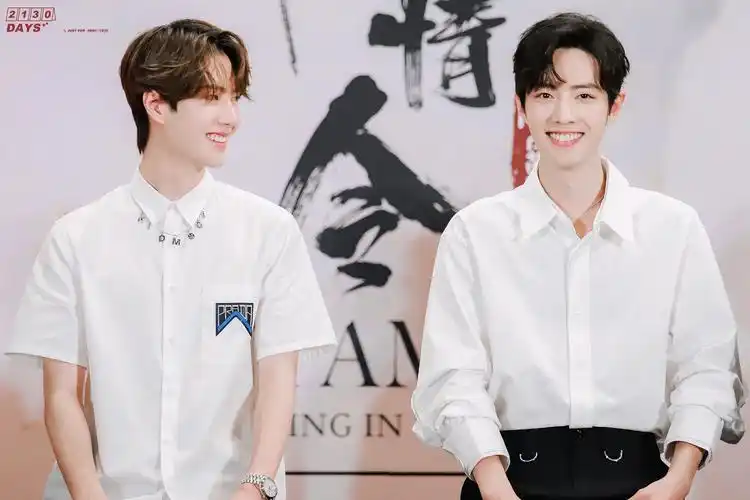 二人对视,互相怼了胸口一下,笑出十六颗大白牙.