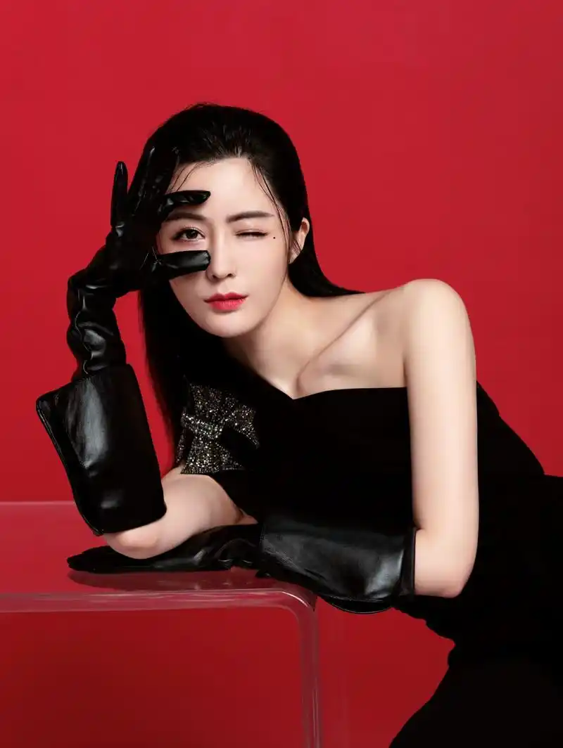 汤晶媚曝光黑色系质感大片暗夜蝴蝶预热超强带货夜