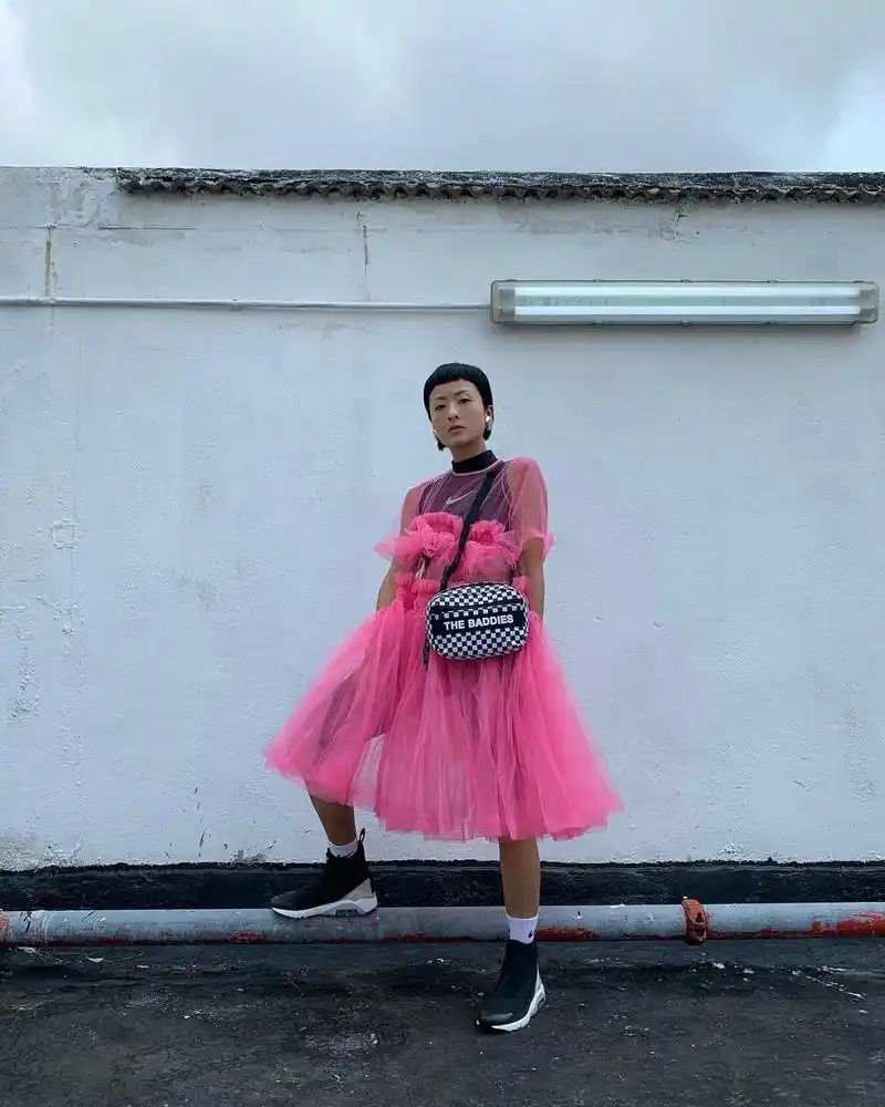 陈奕迅老婆徐濠萦背超大号香奈儿包包,卫衣上印着王菲的头像