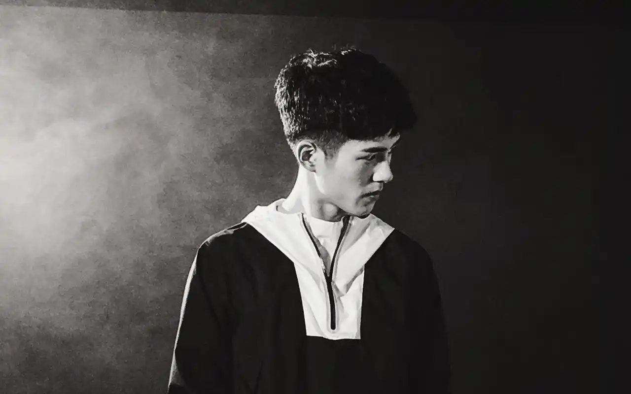 刘昊然射箭帅气黑白写真桌面壁纸