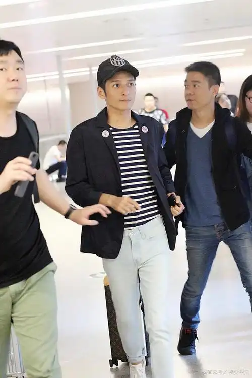 李维嘉非常简约的穿搭,看起来十分帅气