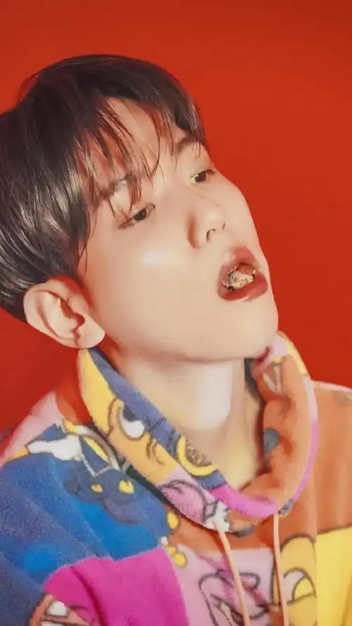 阳光干净男孩边伯贤可爱搞怪写真,高清图片,手机锁屏桌面-壁纸族