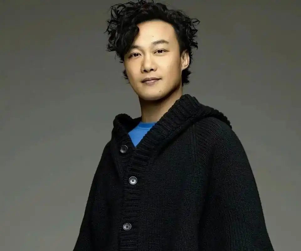 陈奕迅演唱会被粉丝求加唱,陈奕迅求放过,不再年轻了.