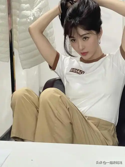 李菲儿的身材比例堪称尤物性感女神