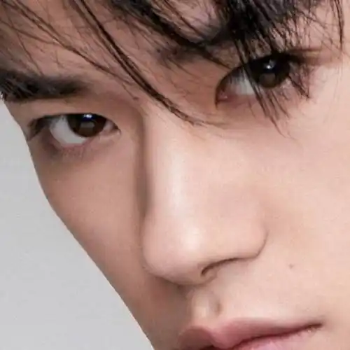 易烊千玺怼脸拍眼神坚定有力戴精致配饰贵气十足