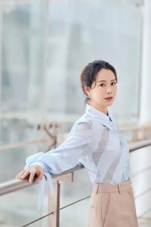 海清长发留对了穿长裙气质优雅又温柔配淡蓝色衬衫真清新