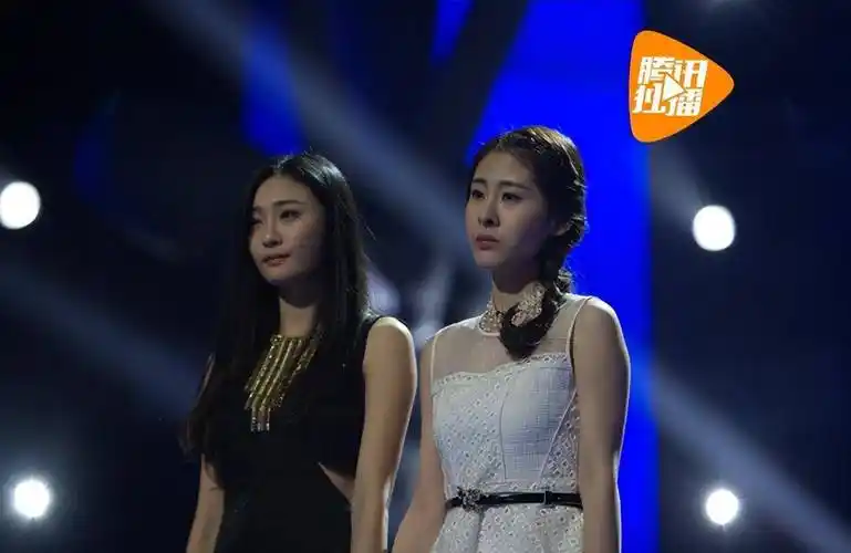 即使与如今的职业张碧晨相比,陈冰的表现也非常出色.