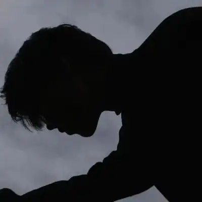 成熟男头/黑白/当她说我很像他的_男生头像_我要个性网