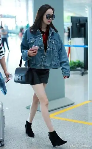 看了杨幂,迪丽热巴的牛仔衣搭配,我还是觉得街上的姑娘更胜一筹
