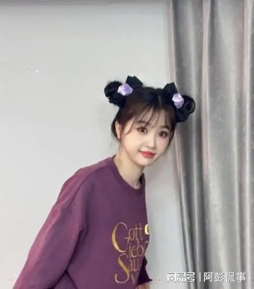 蝴蝶结丸子头空气刘海, 好像洋娃娃太可爱了|卫衣|发型|破洞裤|虞书欣