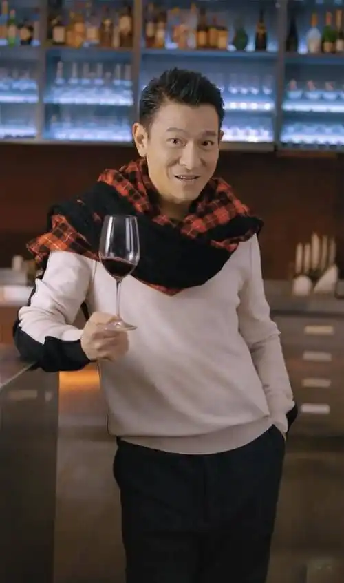 60岁刘德华玩视频"上瘾",把衬衫当围脖大胆求关注,喝红酒摇杯真帅