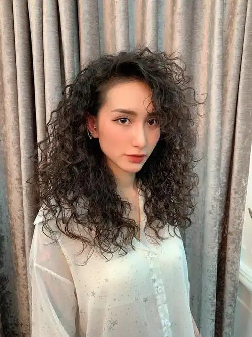 让头发更加卷曲有型;而冷烫则相对温和,对头发的损伤较小